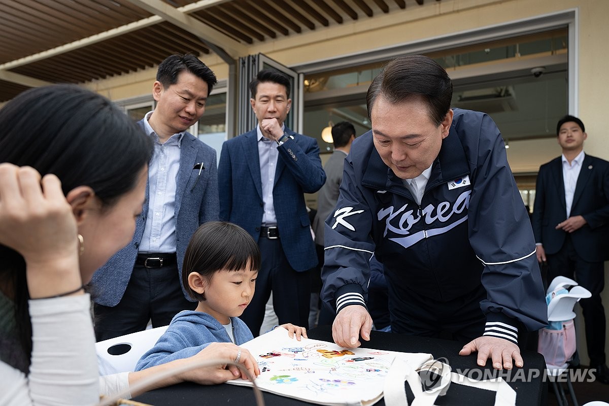 尹대통령, 용산어린이정원 방문…나들이 가족·어린이 만나