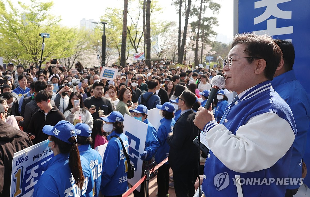 [총선 D-3] 이재명, 강남3구서 尹심판론…"이번엔 다른 선택 해보라"