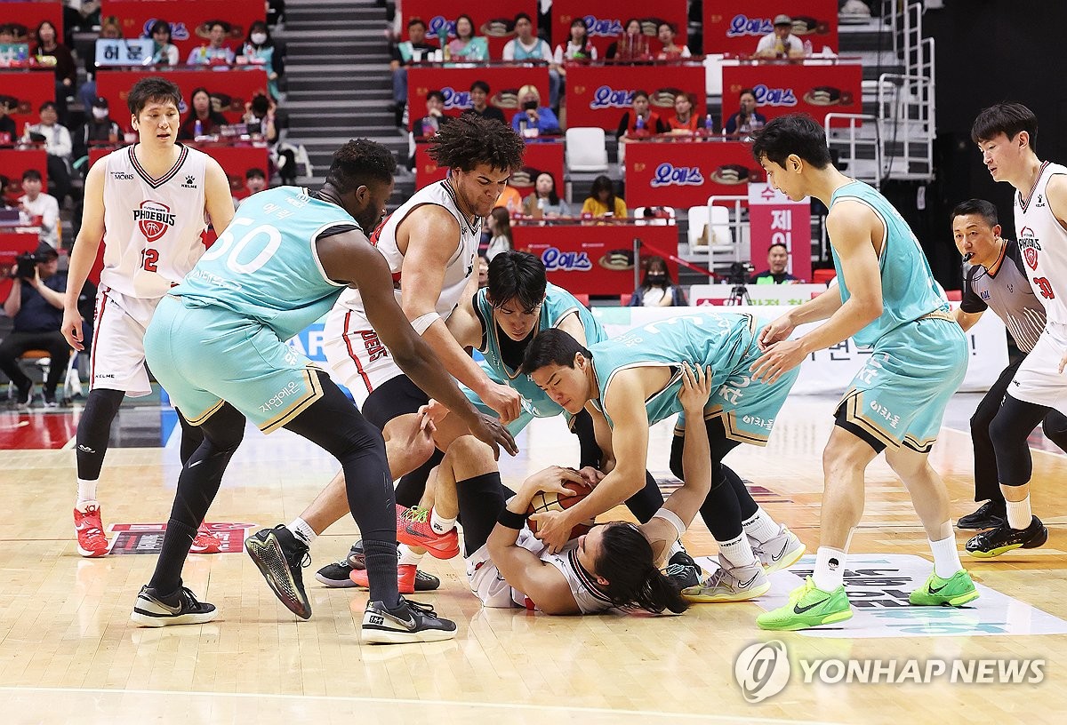 프로농구 PO 찾는 안준호 감독 "국가대표는 이들 팀보다 빨라야"