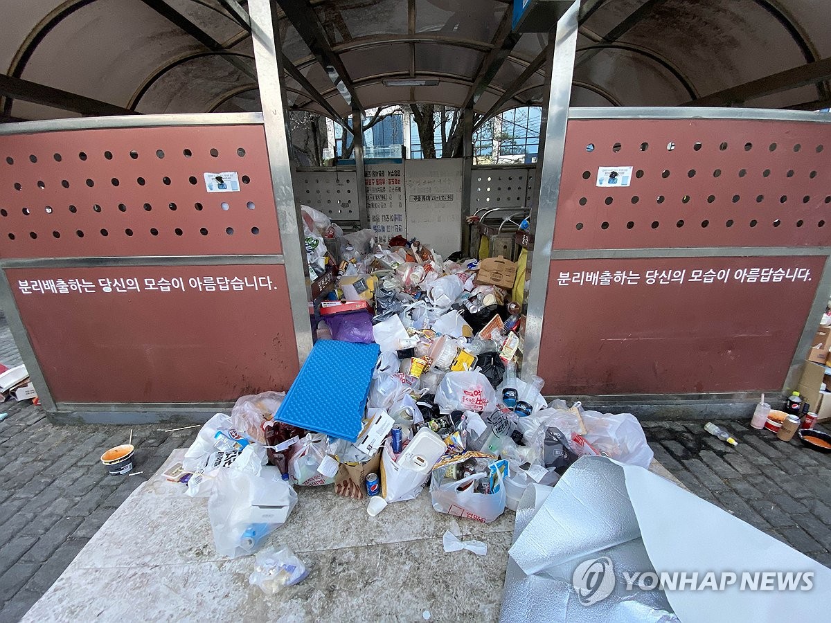 벚꽃놀이 뒤 버려진 양심…잔디밭 술판, 흡연으로 '난장판'