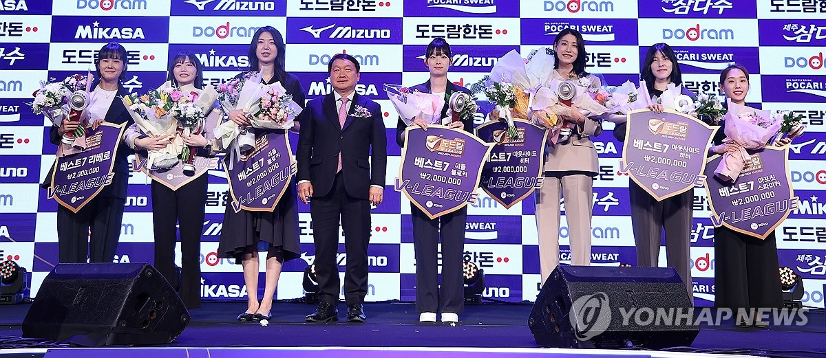 배구 제왕 김연경, 2년 연속 정규리그 MVP…역대 최다 6회 수상