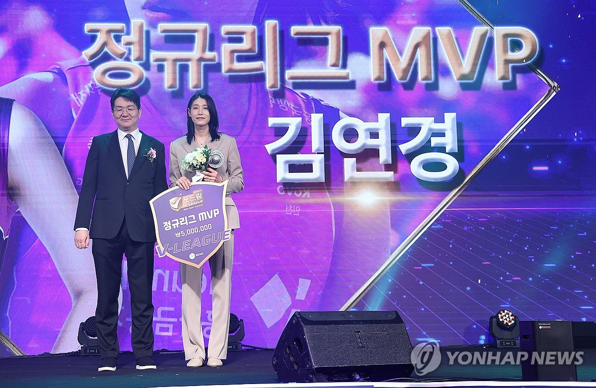 은퇴 미룬 '배구 제왕' 김연경 "내년 우승 도전…7번째 MVP도"(종합)