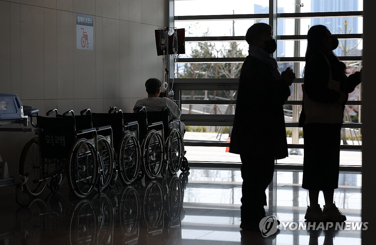 [의료공백 두달] ②달라진 대형병원…수백억 적자에 구조조정까지