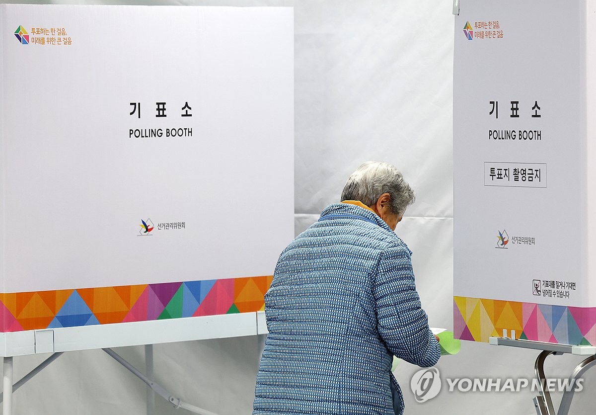 [4·10 총선] 쌀쌀한 날씨에도 "나라 잘되길"…강원 투표소 '문전성시'