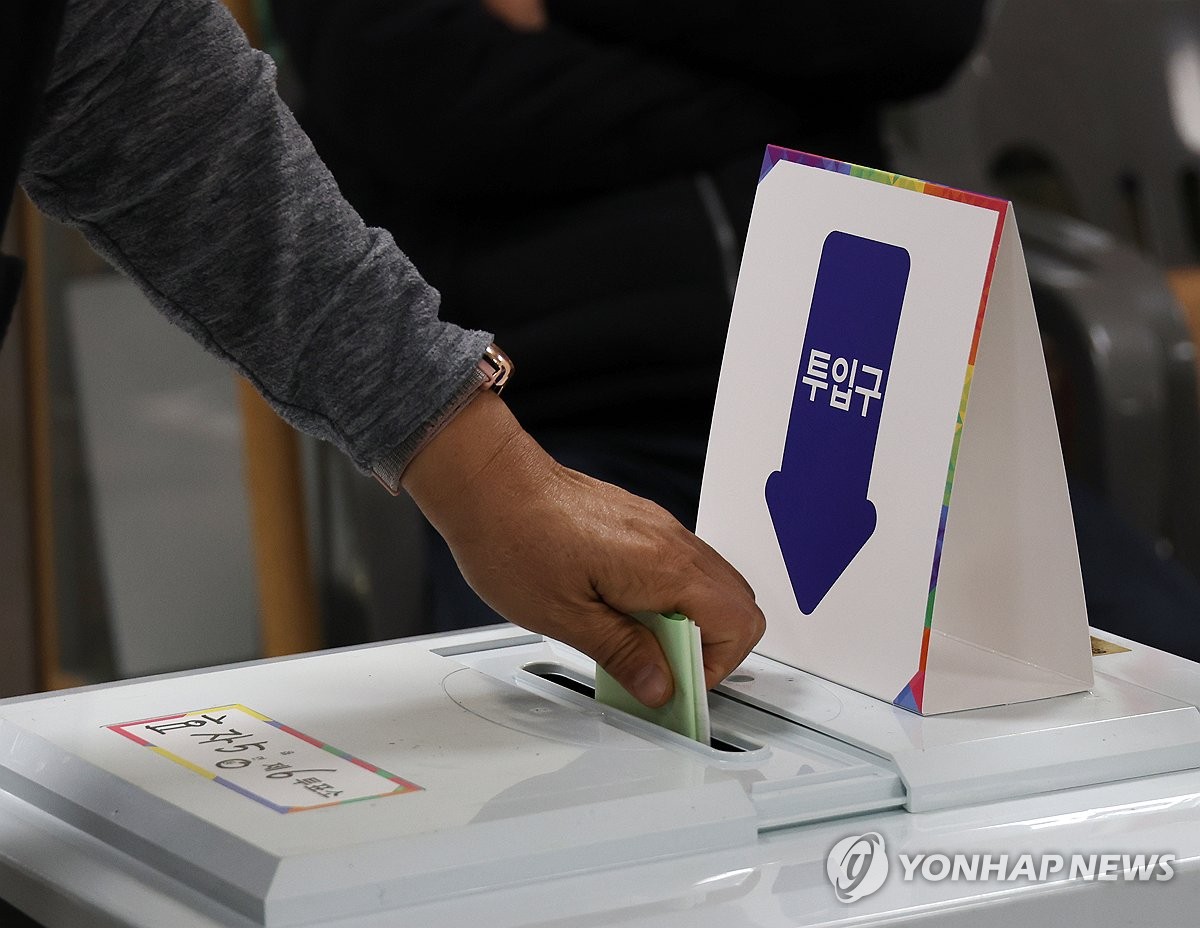 [4·10 총선] 전주 투표소서 인터넷방송 한 유권자 임의동행