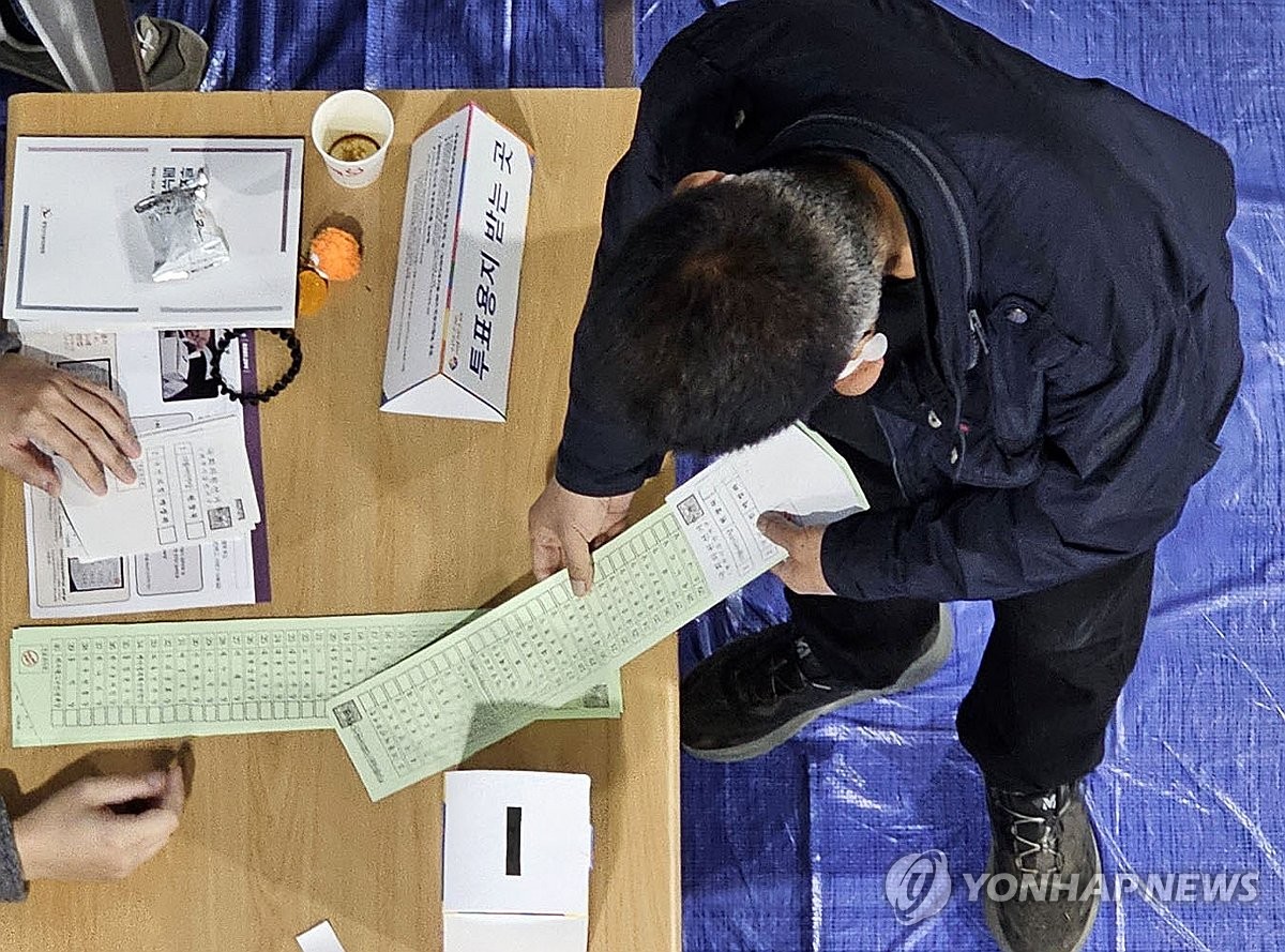 [4·10 총선] 쌀쌀한 날씨에도 "나라 잘되길"…강원 투표소 '문전성시'