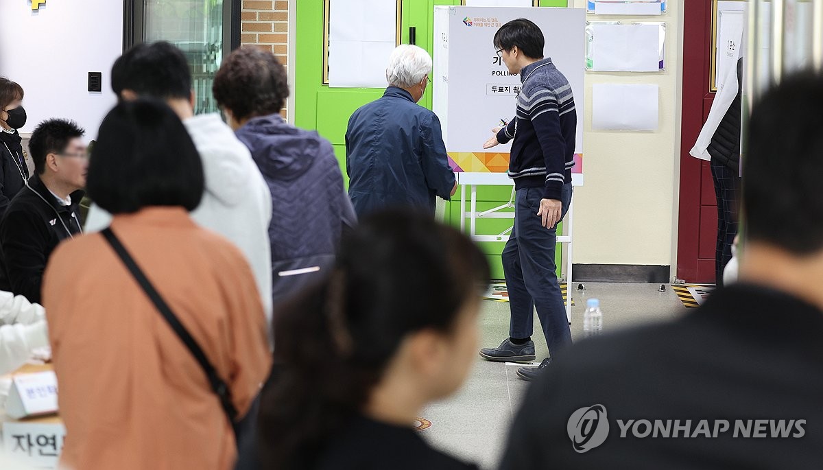 [4·10 총선] "아이에게 투표 모습 보여주고 싶다"…대구경북 투표소도 발길