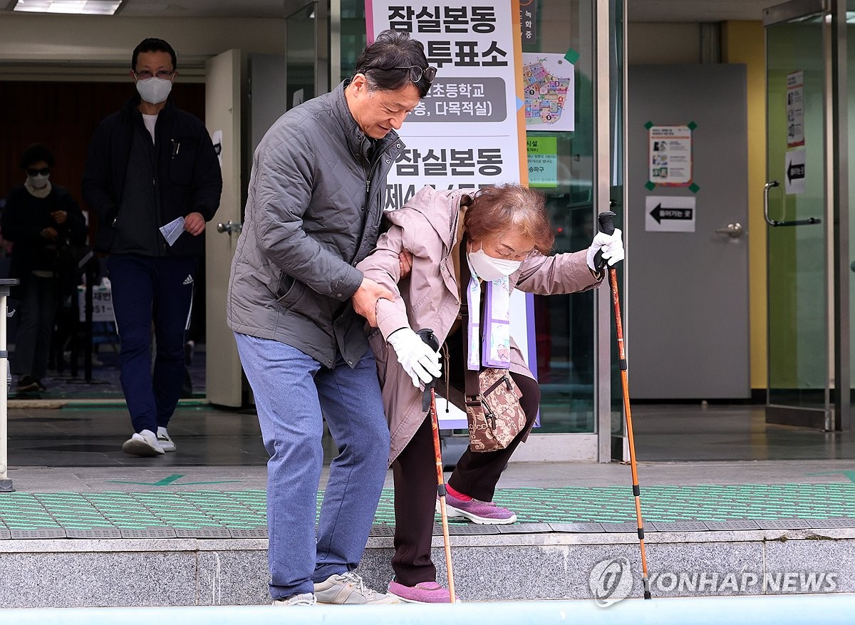 [4·10 총선] "미래 위해, 자녀 위해 한표"…일찍부터 유권자 발길