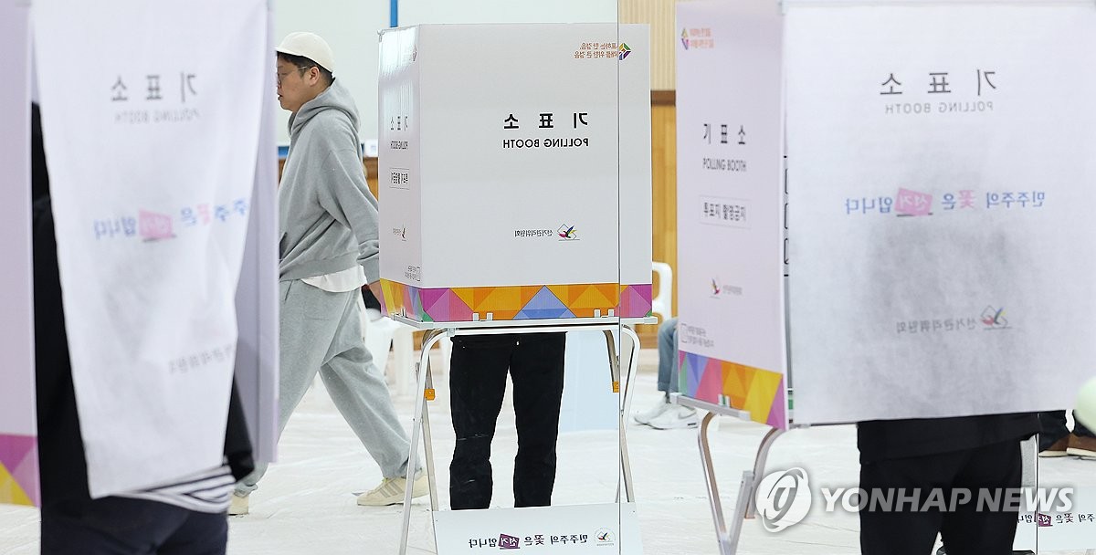 [속보] 22대 총선 투표율 오전 11시 현재 14.5%…지난 총선보다 0.8%p↓