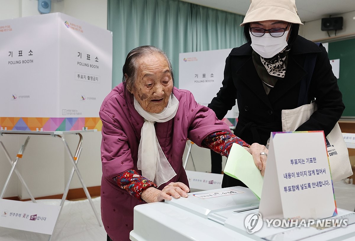 [4·10 총선] 딸 부축 받아 투표한 100세 할머니 "착한 정치 했으면"(종합)