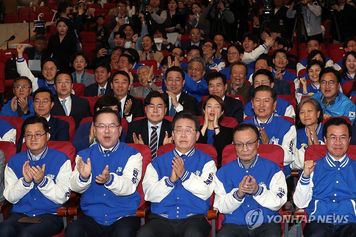 [4·10 총선] 민주, 출구조사에 환호…이재명, 엷은 미소 속 박수