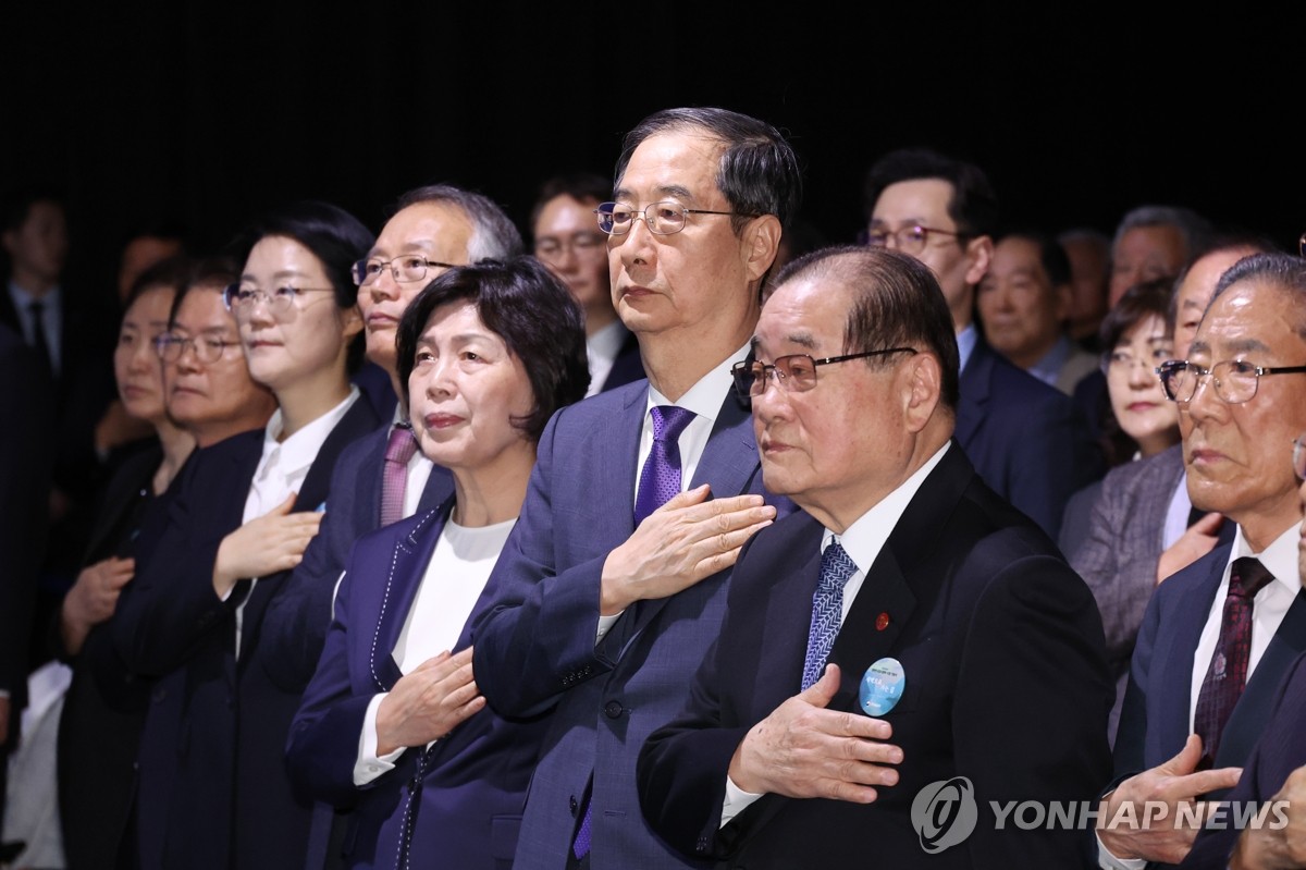 한총리 "북한 도발에 단호히 대응하되 대화·협력 열어둘 것"