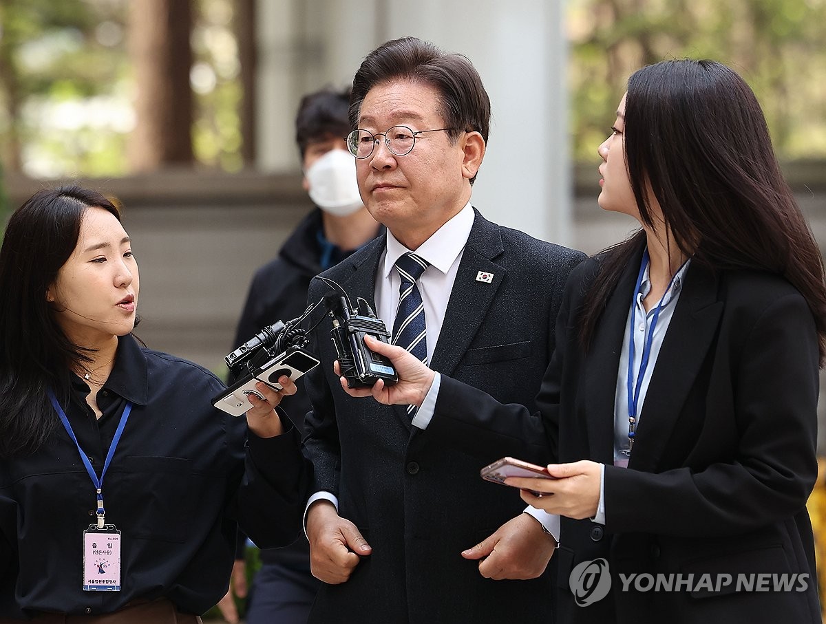 총선 압승 후 다시 재판 출석한 이재명…취재진 질문엔 '침묵'