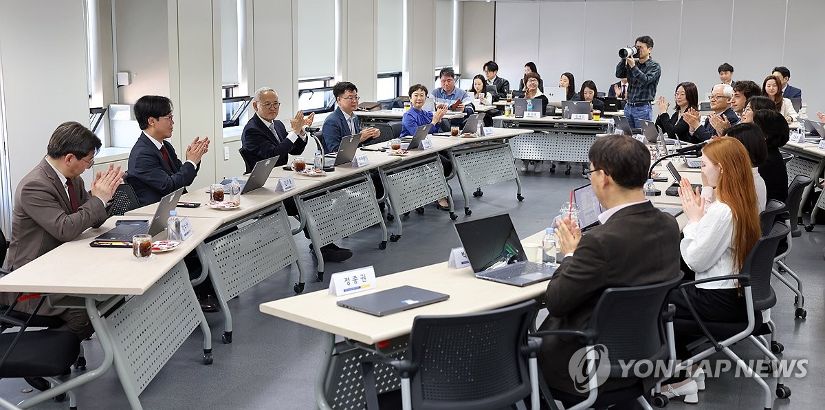 세종학당재단 찾은 유인촌 "우리 말에 대한 투자 아끼면 안돼"