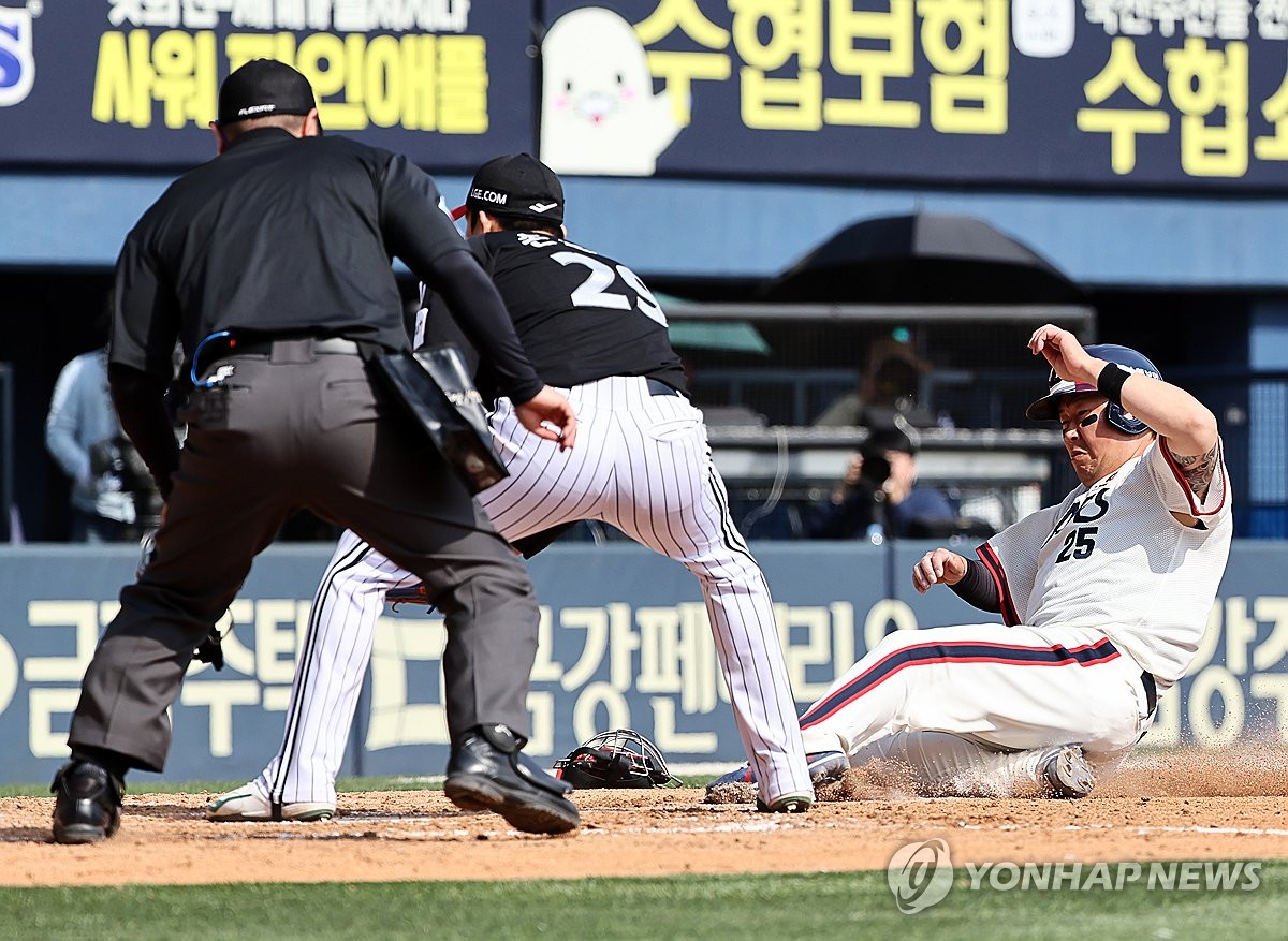 두산, 시즌 첫 잠실 라이벌 3연전 2승 1패…LG, 실책 4개로 자멸