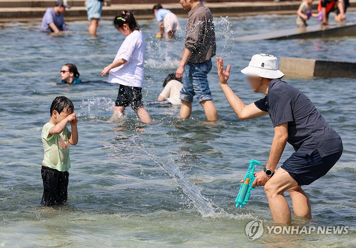 "완전히 여름 같아요"…4월 중순 갑자기 찾아온 30도 더위