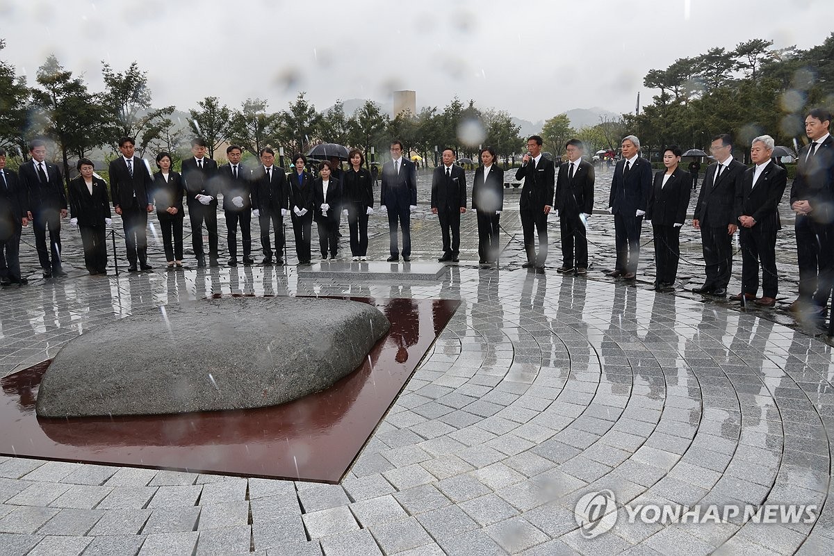 文 "조국당, 범야권 승리에 큰 기여"…조국 "어깨 무겁다"