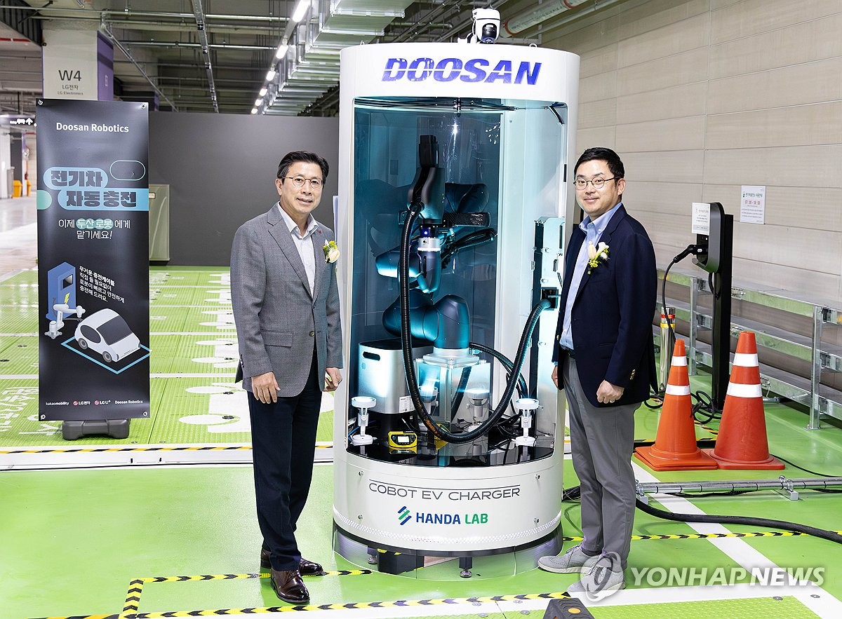 두산로보틱스·LG전자, 로봇 활용 전기차 자동충전 시범 운영