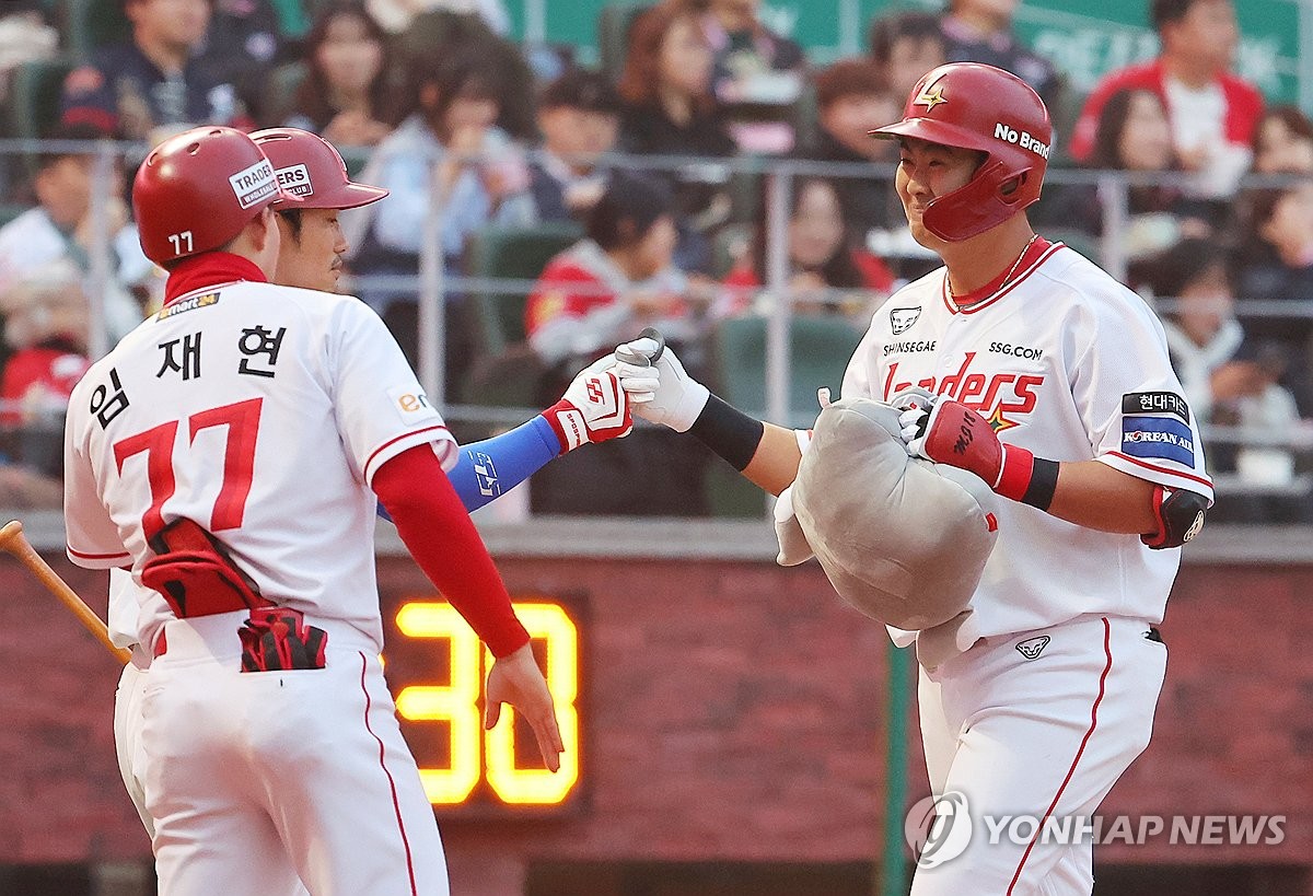 최정, 9회 동점포로 KBO 통산 홈런 공동 1위…SSG, KIA에 역전승