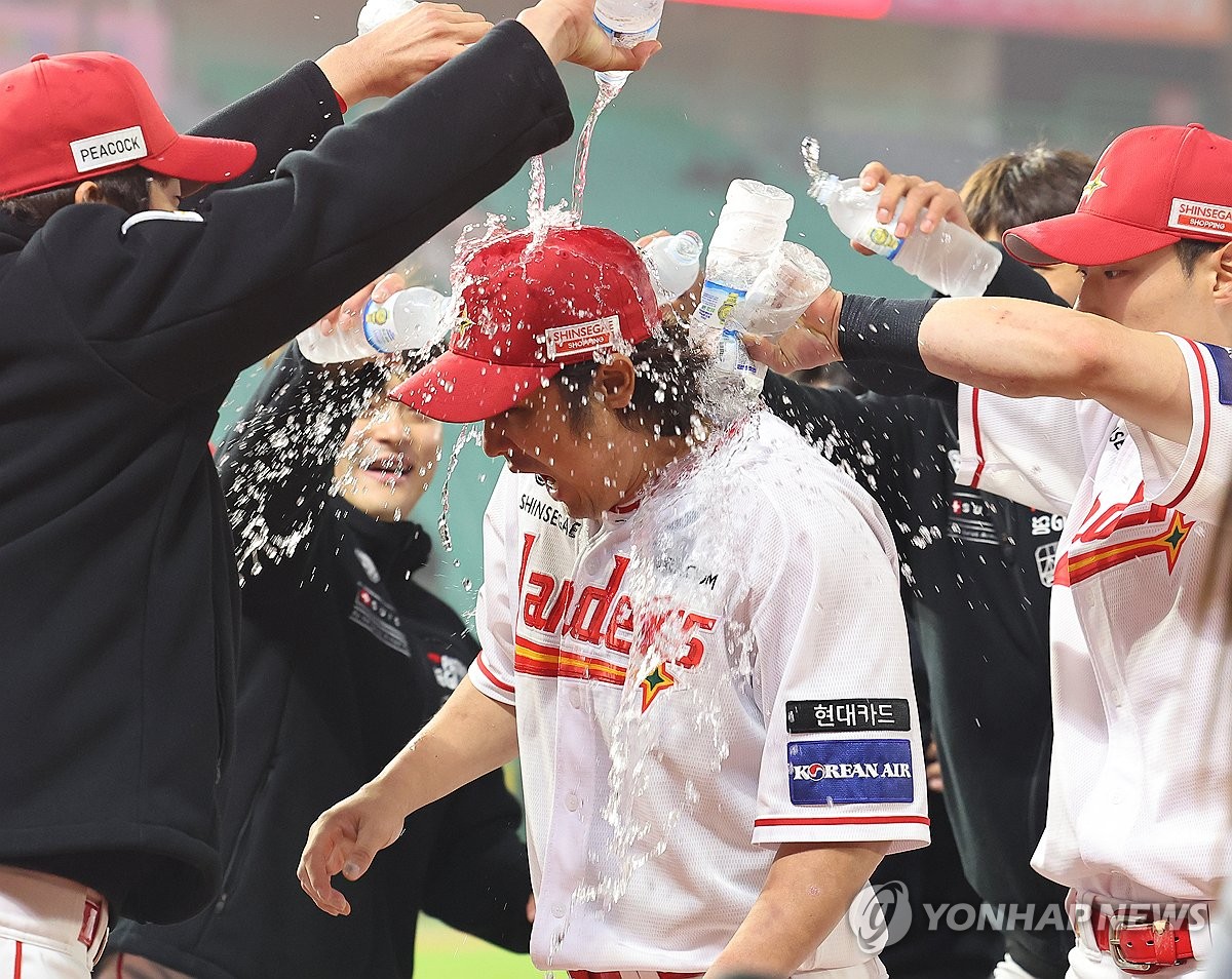 '통산 홈런 공동 1위' 최정 "이승엽 감독님 기록과 타이, 영광"