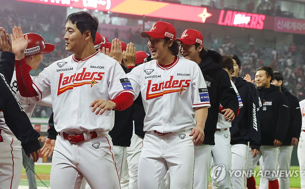 '통산 홈런 공동 1위' 최정 "이승엽 감독님 기록과 타이, 영광"