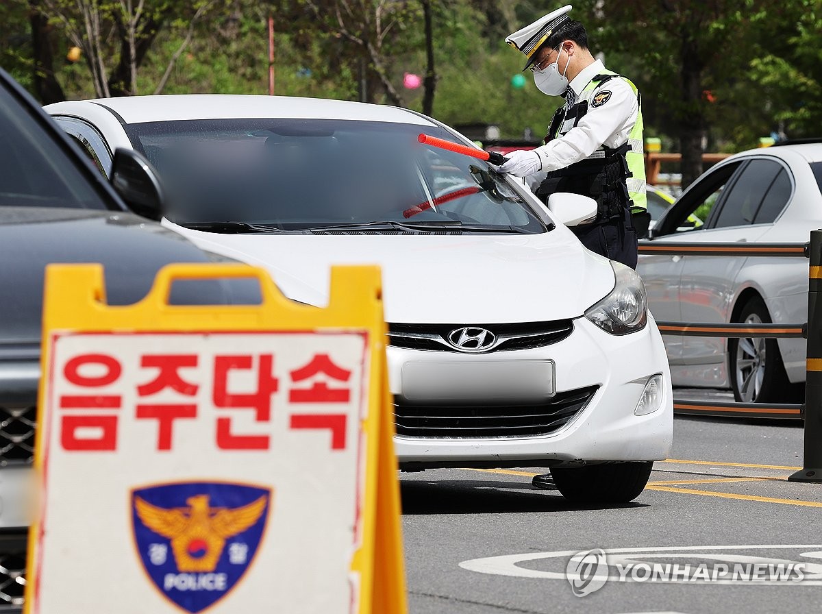 [르포] '지정차로 위반 버스 잡아라'…경찰, 행락철 헬기·암행 단속