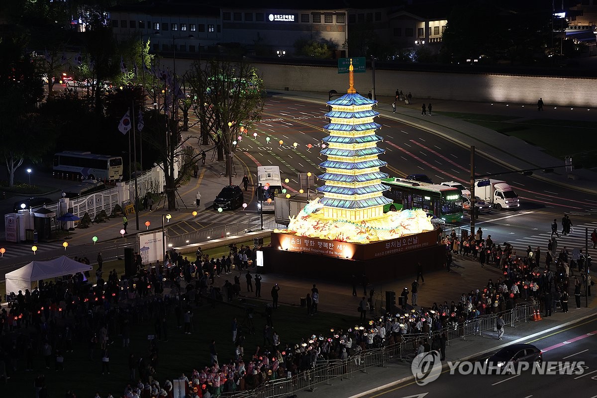 "세상의 등불 되길"…광화문광장에 부처님오신날 봉축탑 점등