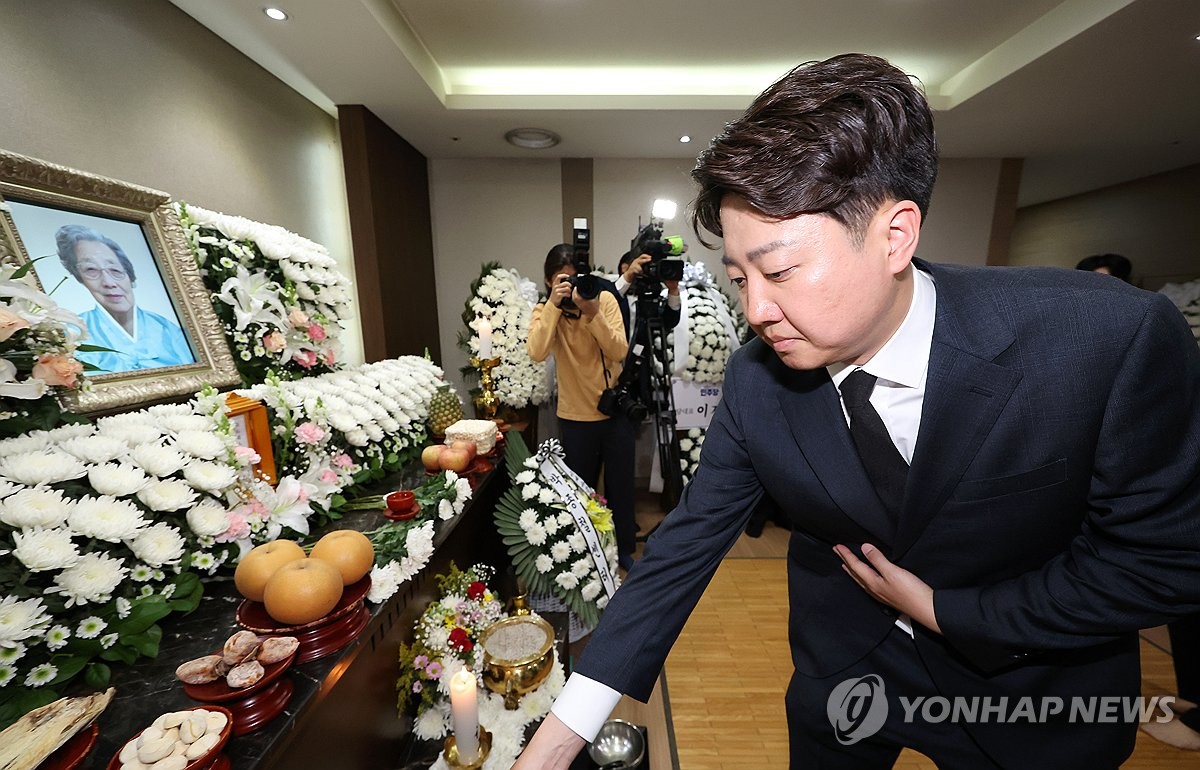 박종철 열사 모친 빈소에 정치권 이틀째 조문 행렬