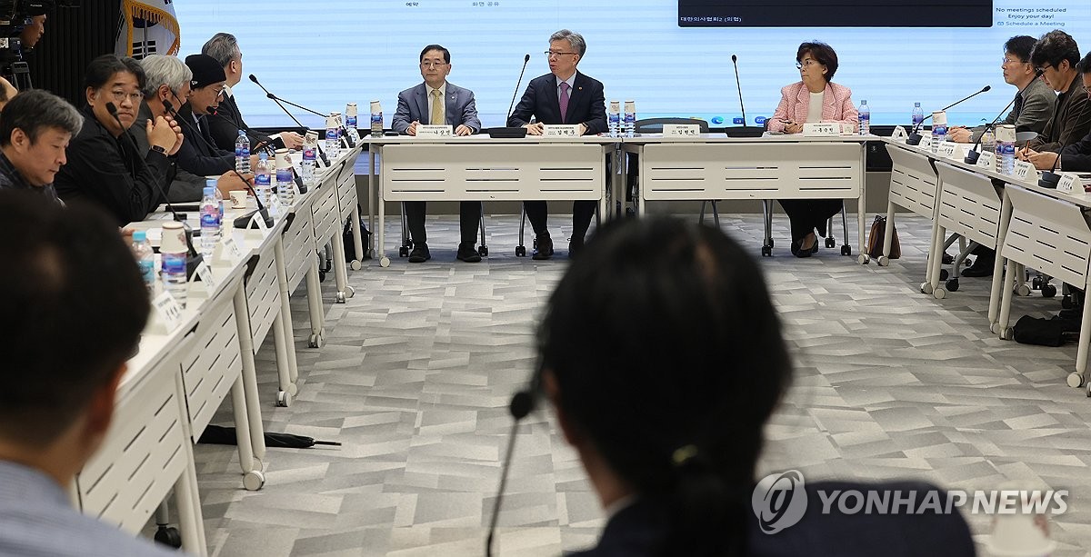 의대교수 '무더기 사직' 할까…유화책 거절하며 '진료축소' 압박