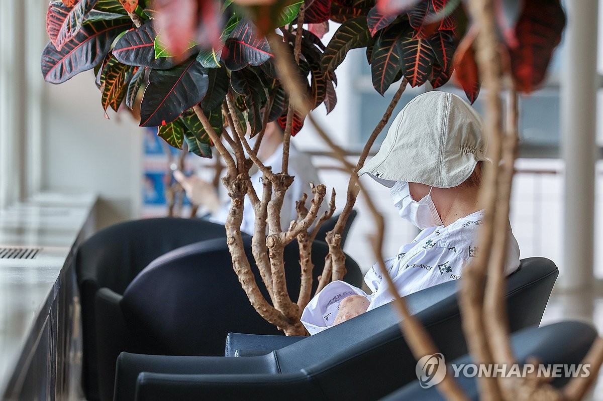 "의료공백으로 말기 암환자 치료 중단…사회적 대화 나서야"