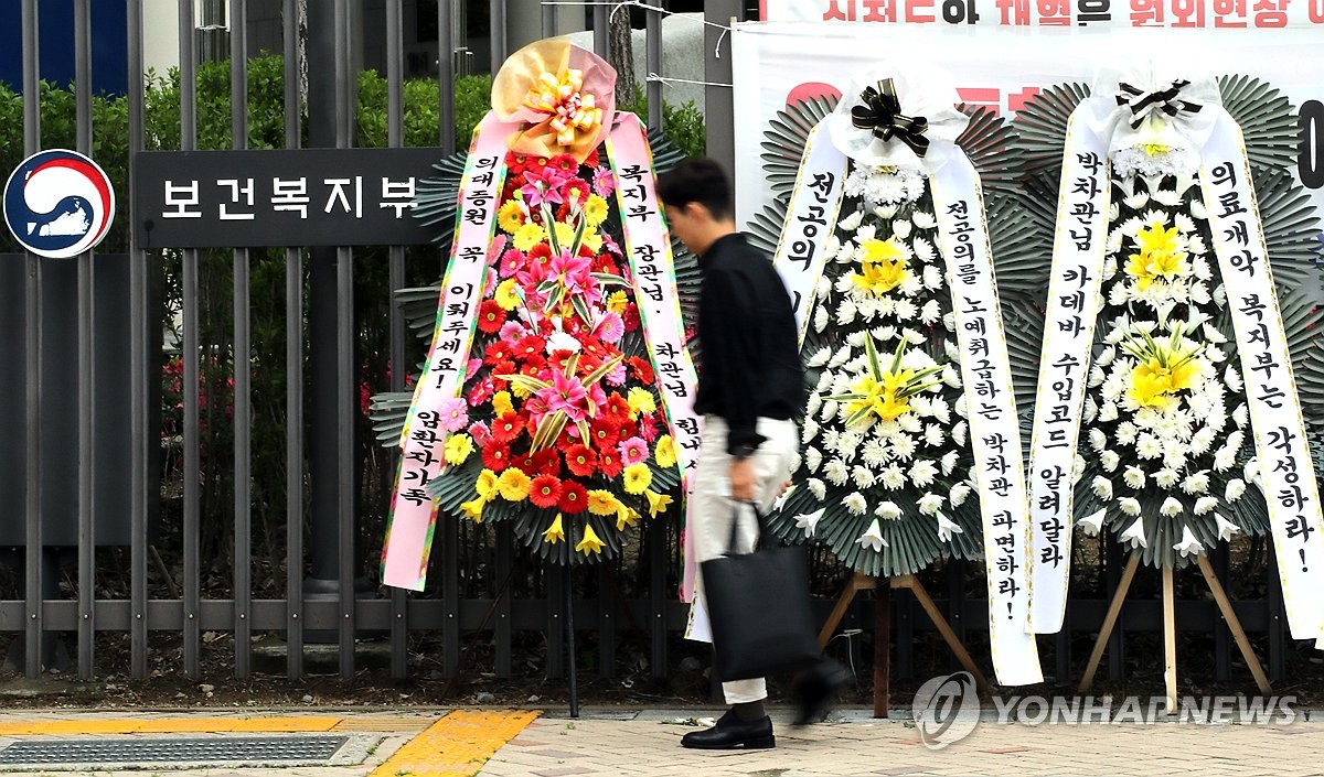 정부 '강온양면' 전략 먹힐까…의사는 "증원 원점 재검토" 고수