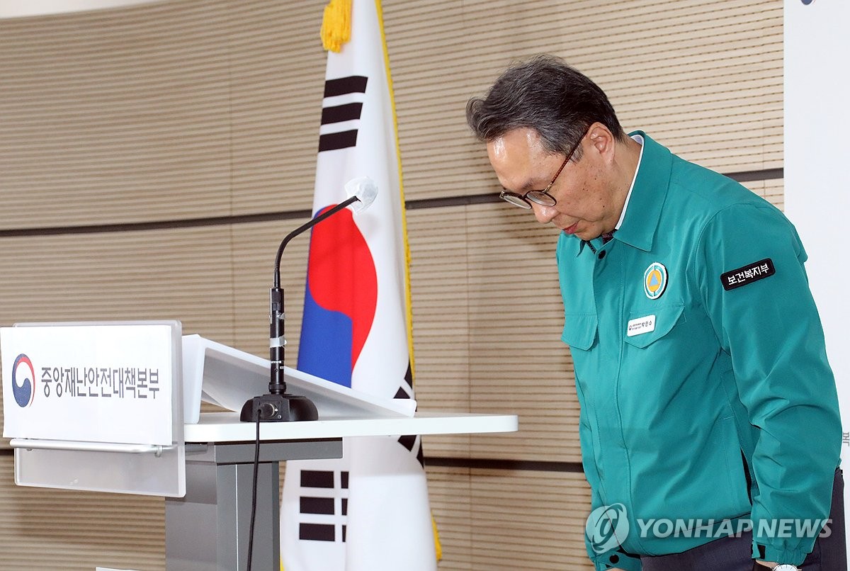 정부 "의대 교수 사직서 수리 예정된 사례 없어…대화 나와달라"(종합)