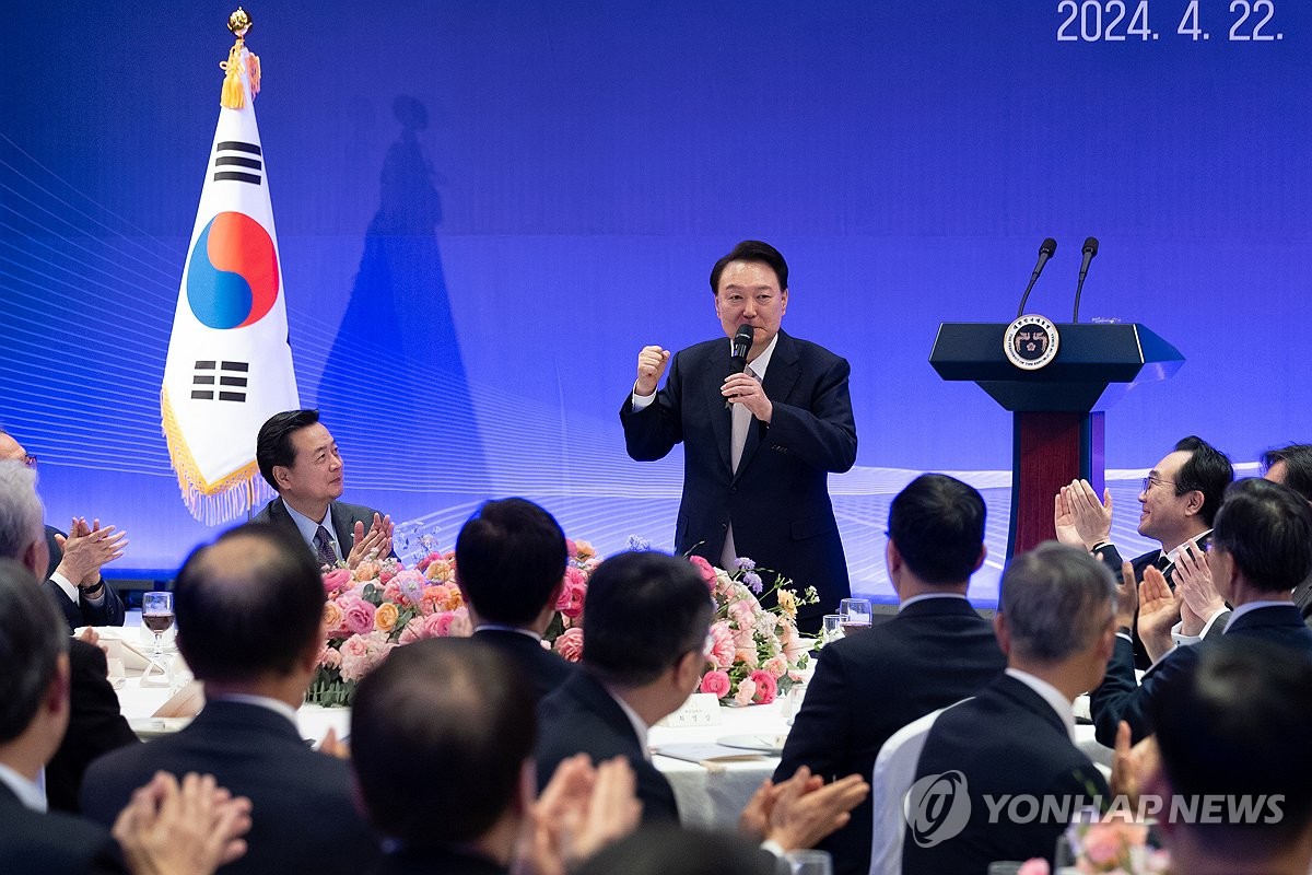 尹, 재외공관장 만찬…"글로벌 중추외교, 통일 한반도 비전"