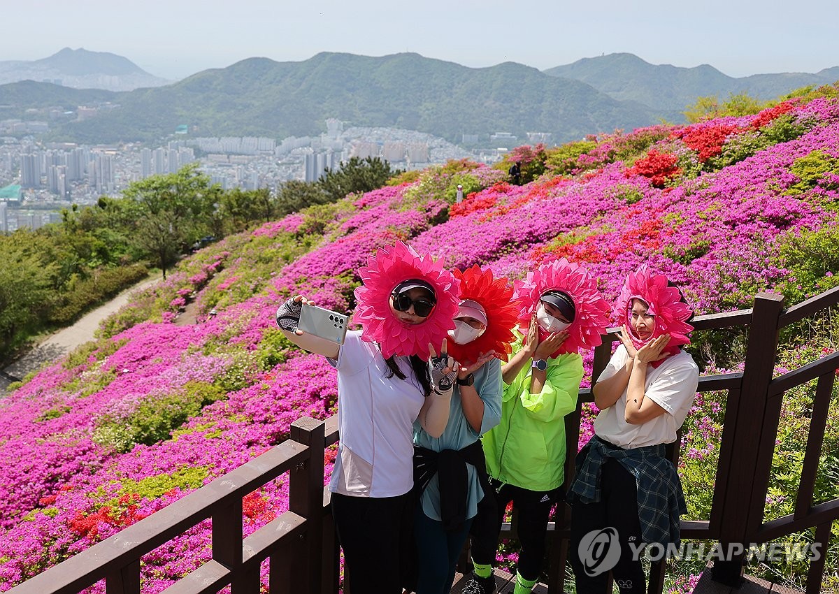 낮 최고 30도…이른 더위 피해 전국 산·바다 나들이객 '북적'