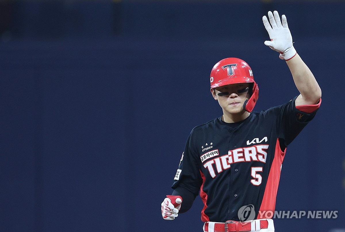 'KBO 첫 월간 10홈런-10도루' 김도영 "내 기록, 내가 넘겠다"