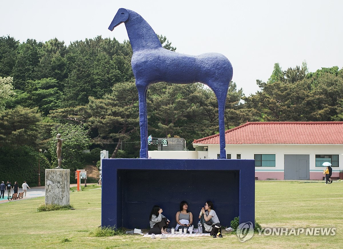 낮 최고 30도…이른 더위 피해 전국 산·바다 나들이객 '북적'