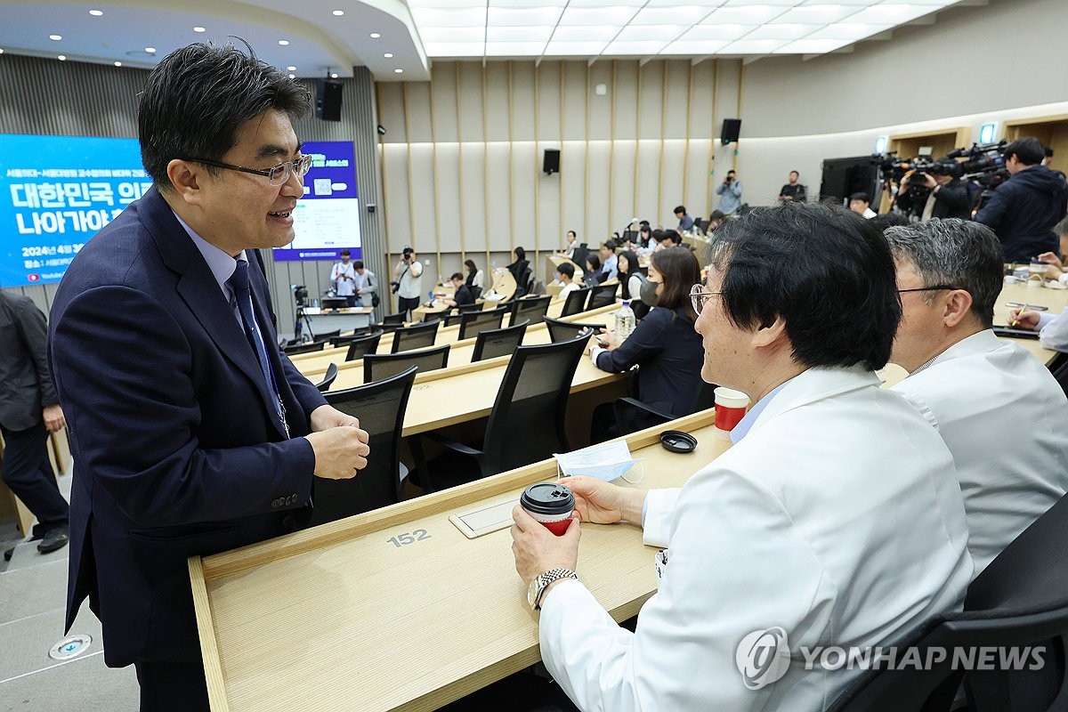 서울의대교수들, 휴진하고 포럼 개최…"파시즘과 투쟁 시작하자"