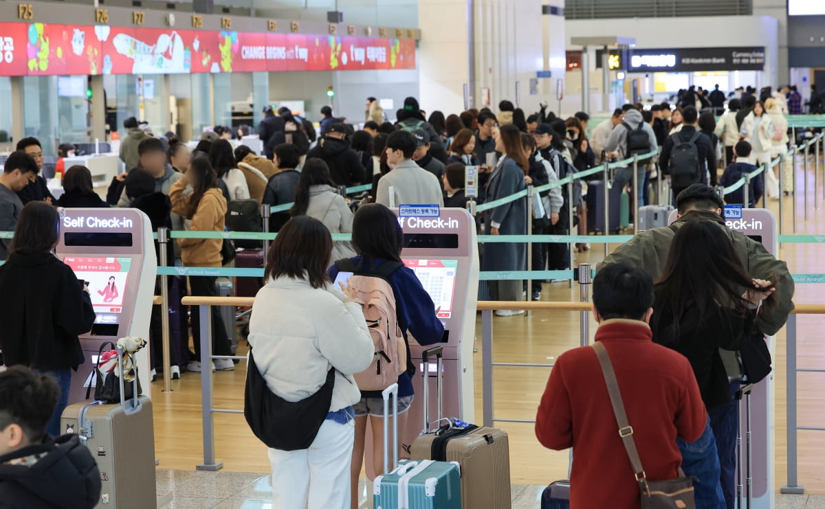 인천국제공항 제1여객터미널에서 일본 등 해외로 향하는 여행객들이 탑승 수속을 위해 줄을 서고 있다. 사진=연합뉴스