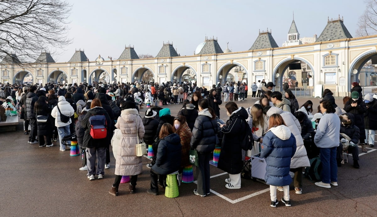 푸바오가 일반 관람객들을 만나는 마지막 날인 3월 3일 경기 용인시 에버랜드 앞에서 관람객이 입장을 기다리고 있다. 사진=연합뉴스