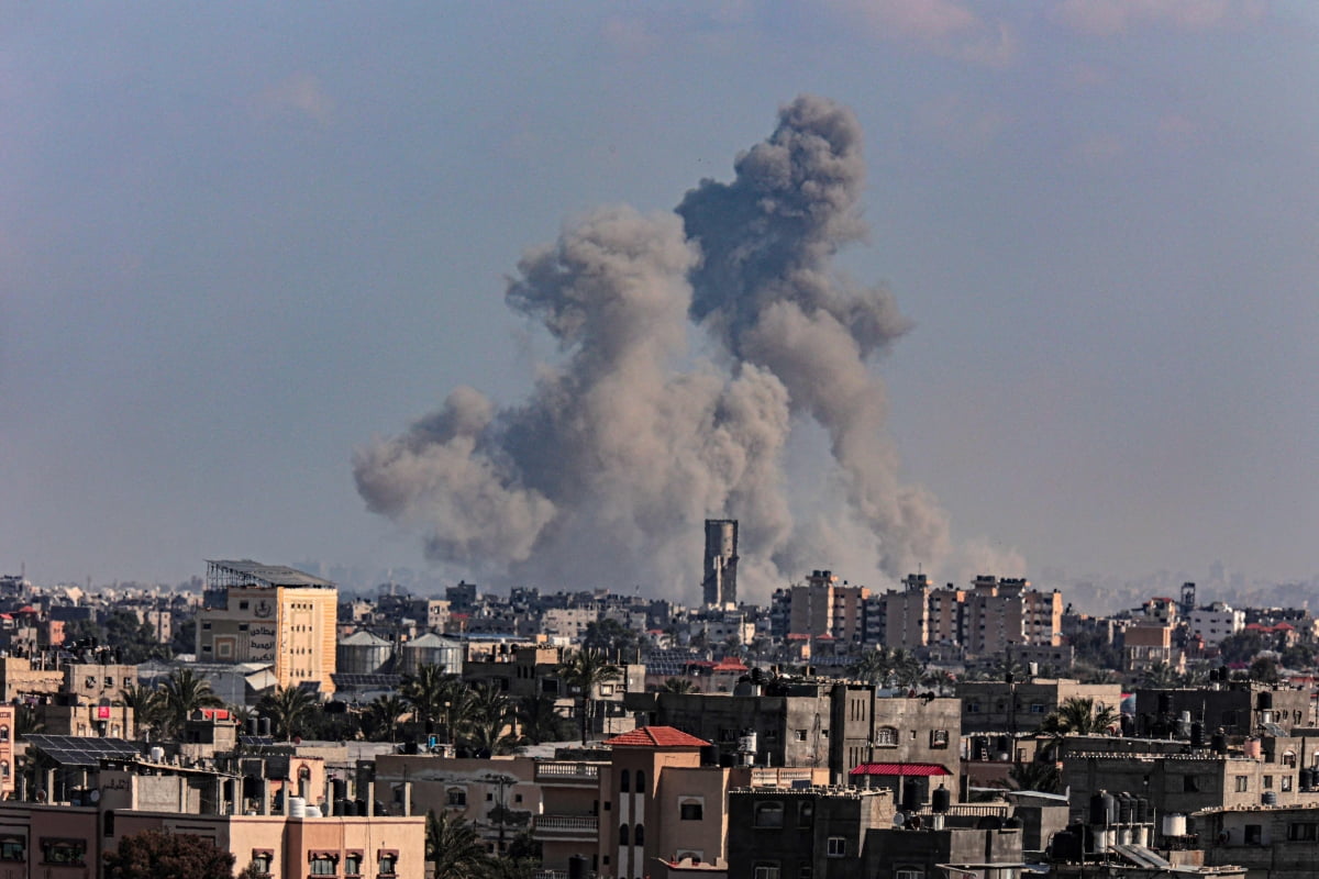 가자지구 남부 칸 유니스 상공으로 이스라엘군의 폭격으로 인한 검은 연기가 피어오르고 있다./사진=연합뉴스