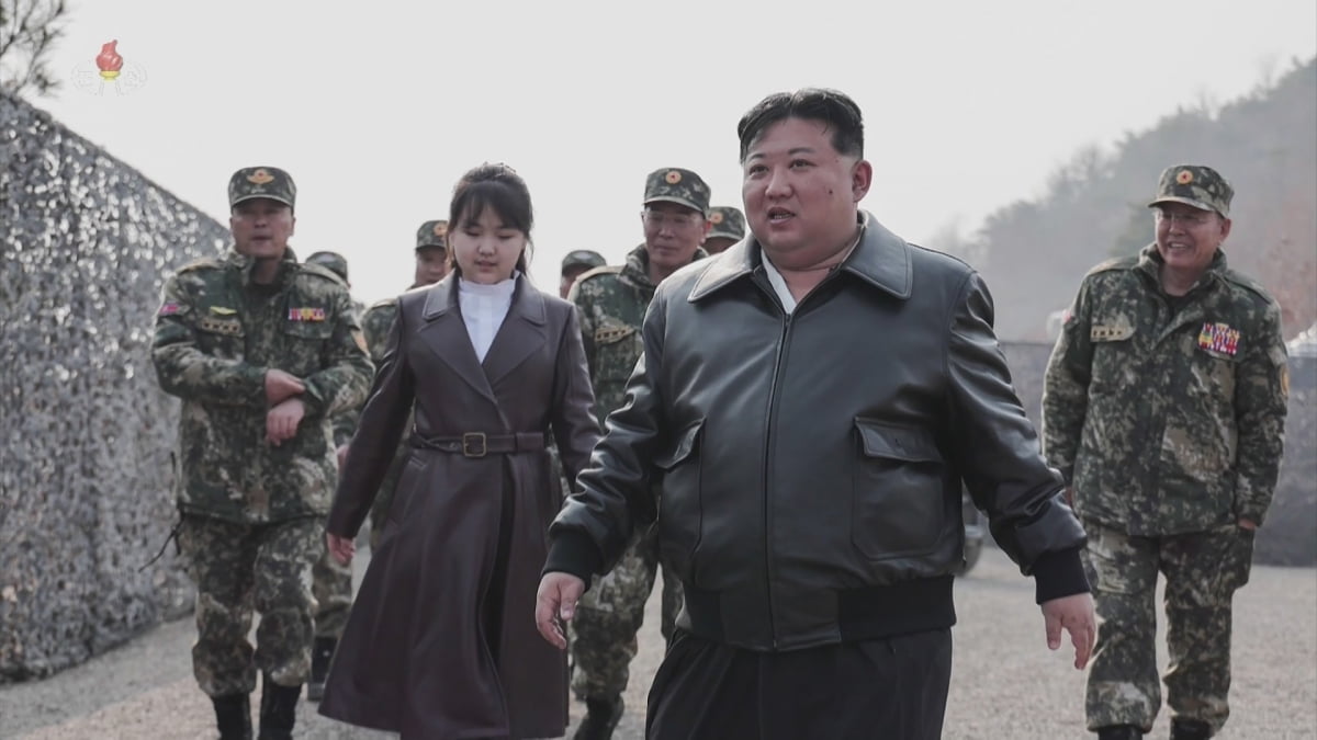 김정은 북한 국무위원장이 지난 15일 항공육전병부대(공수부대)들의 훈련을 지도했다고 조선중앙TV가 16일 보도했다. /사진=조선중앙TV 화면