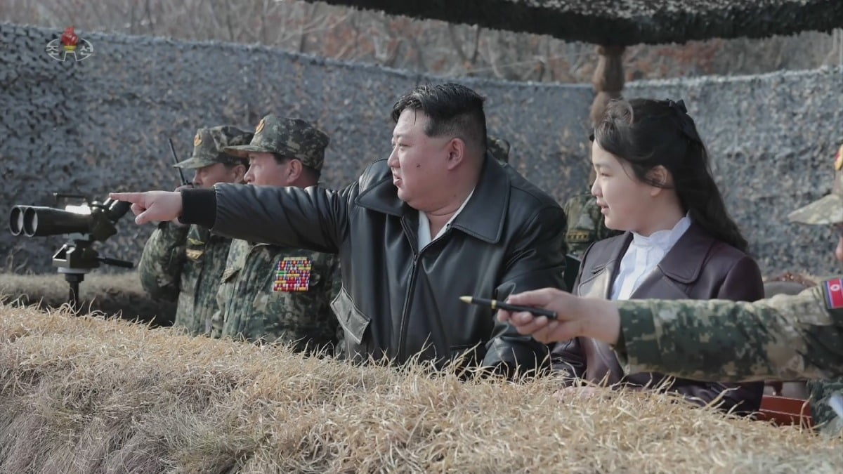 김정은 북한 국무위원장이 지난 15일 항공육전병부대(공수부대)들의 훈련을 지도했다고 조선중앙TV가 16일 보도했다./사진=조선중앙TV 화면