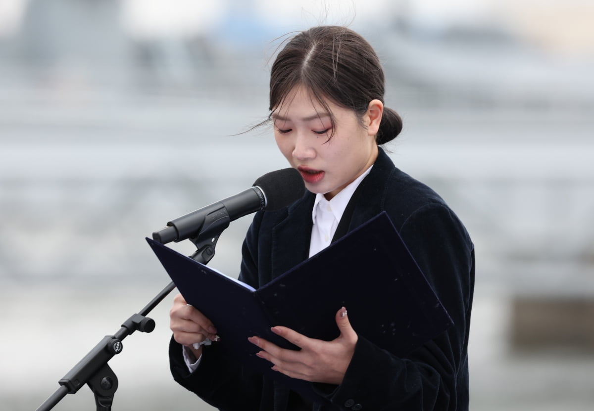 22일 경기도 평택 소재 해군 제2함대사령부에서 거행된 제9회 서해수호의날 기념식에서 천안함 피격 고(故) 김태석 원사의 자녀 김해봄 씨가 '아빠에게 보내는 편지'를 낭독하고 있다. 사진=연합뉴스