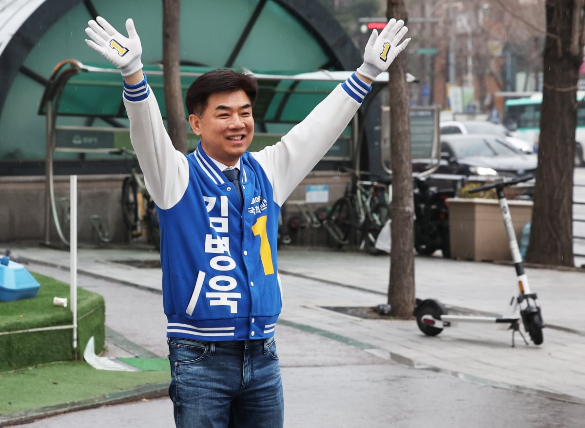 제22대 국회코인 카지노 사이트선거 공식 선거운동 첫날인 지난달 28일 오전 경기도 성남시 분당구 미금역사거리에서 분당을에 출마한 더불어민주당 김병욱 후보가 출근길 시민들에게 인사하고 있다. / 사진=연합뉴스