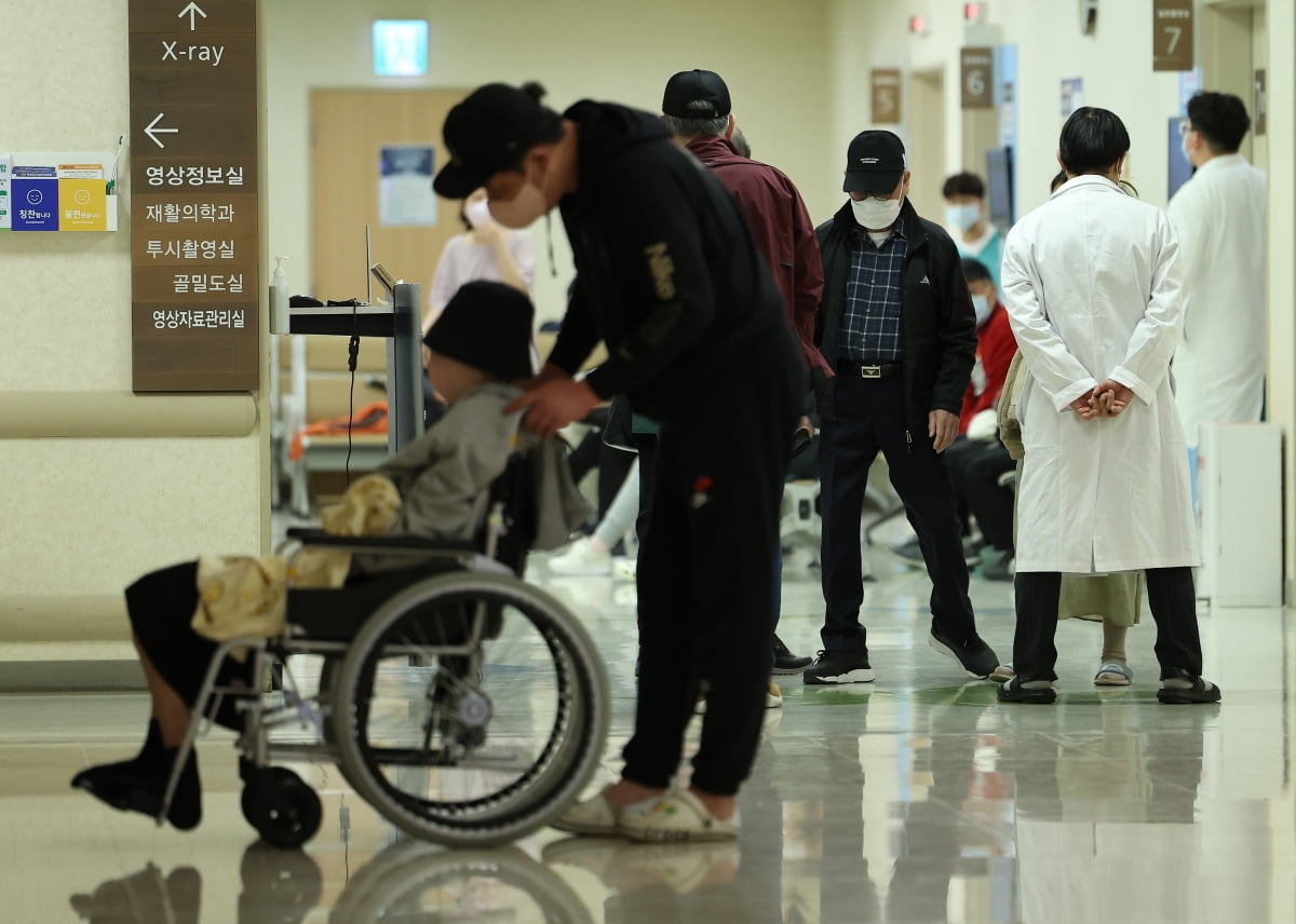 서울 한 대형병원에서 환자가 엘리베이터를 기다리고 있다. 사진=연합뉴스