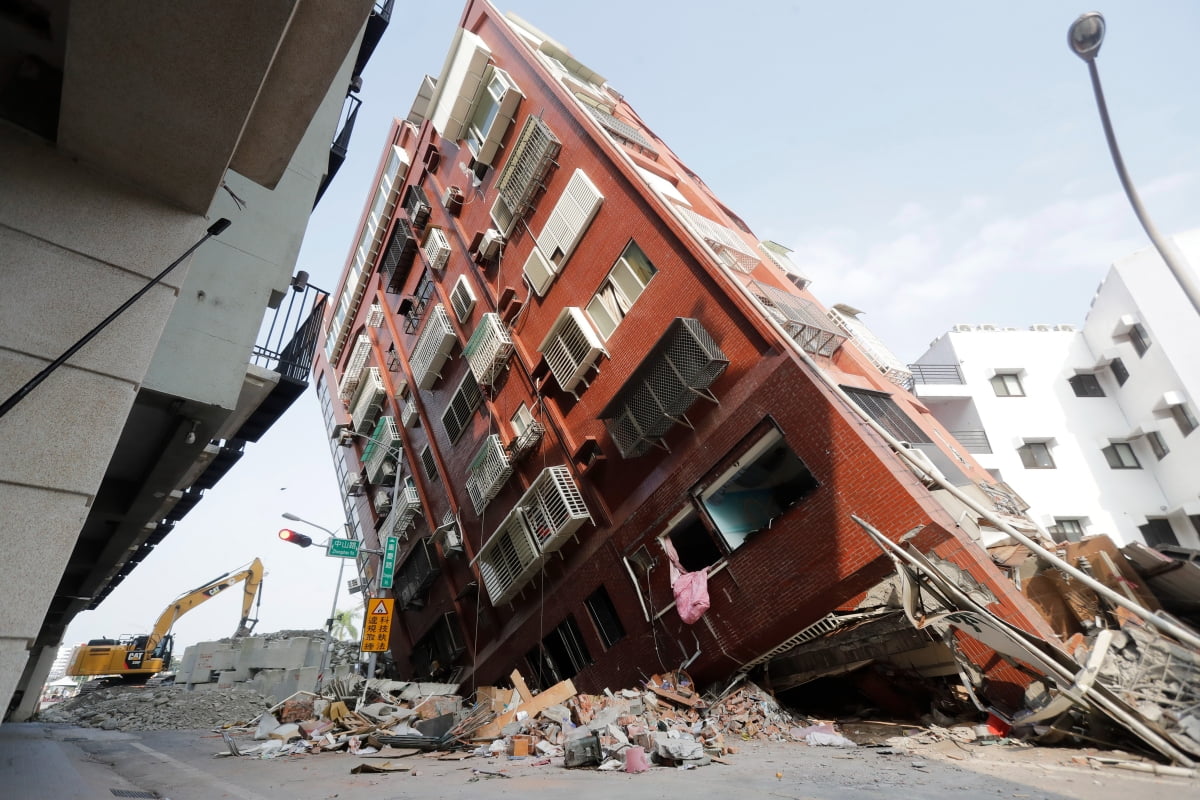 대만 동부 화롄시의 한 건물이 규모 7.4 강진과 여진의 영향으로 크게 기울어 있다./사진=연합뉴스