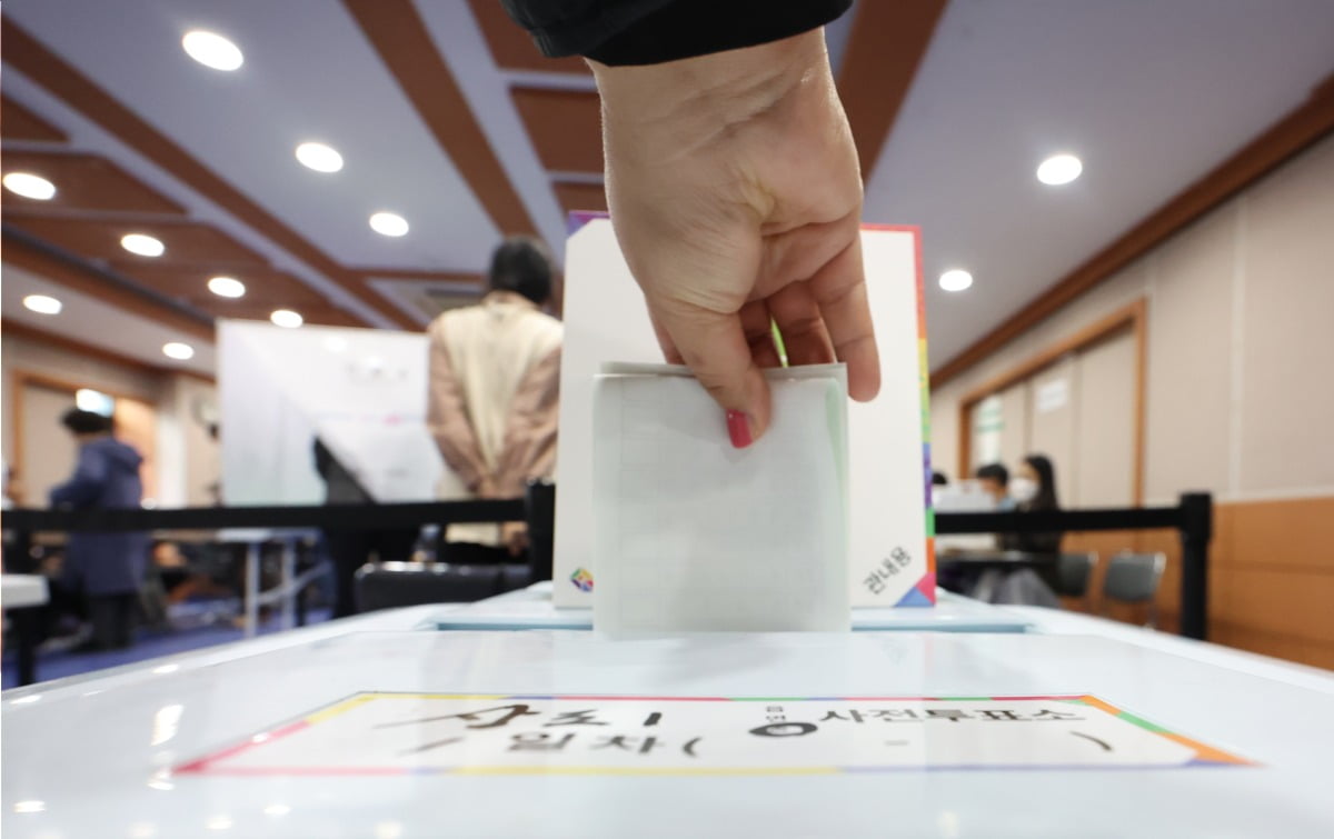  4·10 총선 사전투표가 시작된 5일 오전 서울 동작구 상도1동주민센터에서 유권자가 투표함에 용지를 넣고 있다. 연합뉴스