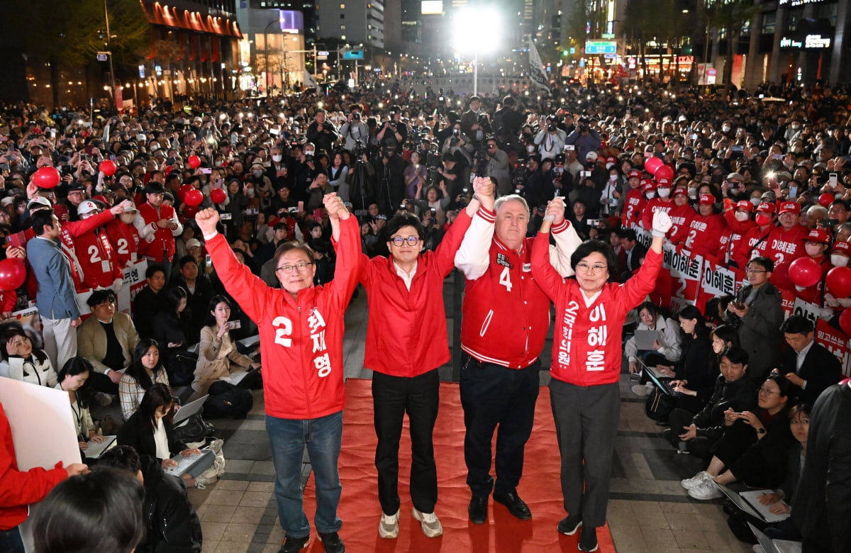 국민의힘 한동훈 비상대책위원장과 국민의미래 인요한 선대위원장이 9일 오후 서울 중구 청계광장에서 열린 '국민의힘으로 대한민국 살리기' 제22대 총선 파이널 총력유세에서 최재형(종로), 이혜훈(중구ㆍ성동을) 후보와 함께 지지를 호소하고 있다./ 사진=연합뉴스