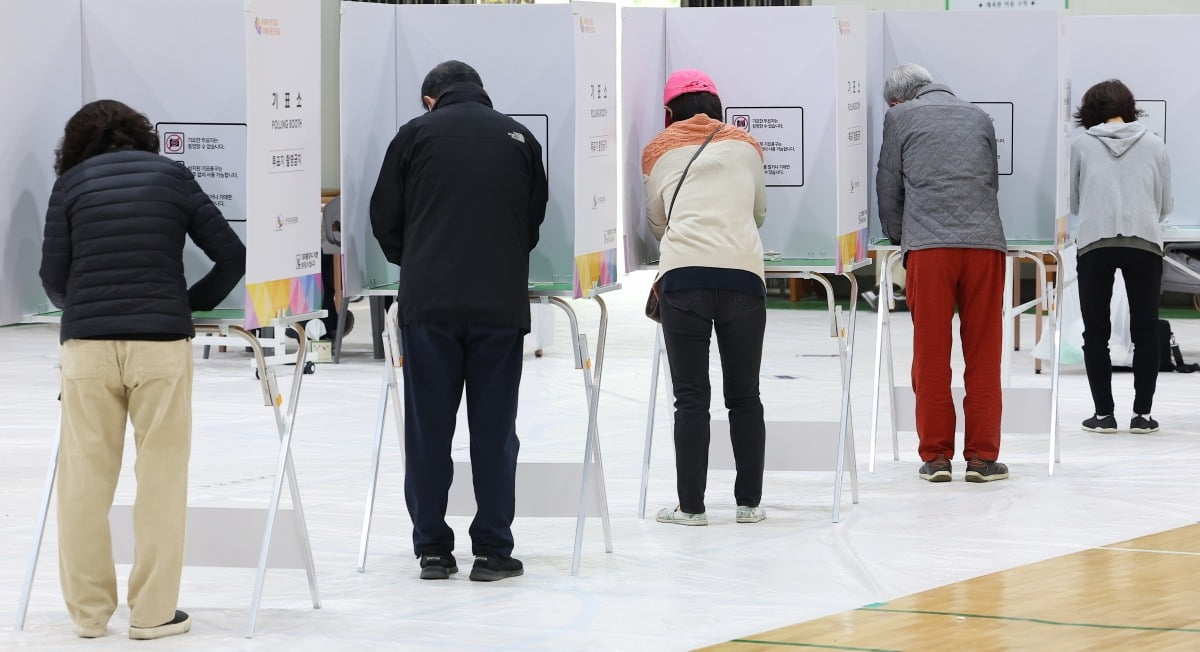제22대 국회의원 선거일인 10일 서울 동작구 상현중학교에 설치된 상도1동 제6투표소를 찾은 시민들이 투표하고 있다. 사진=연합뉴스