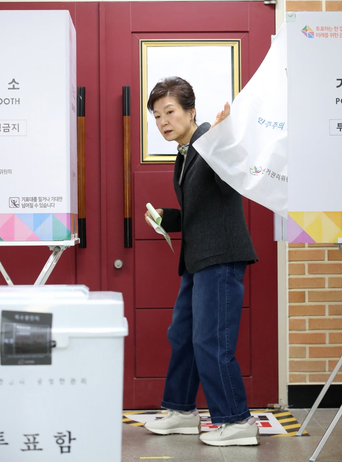 박근혜 전 대통령이 제22대 국회의원선거 투표일인 10일 대구 달성군 비슬초등학교에 마련된 유가읍 제3투표소를 찾아 투표하고 있다. 사진=연합뉴스